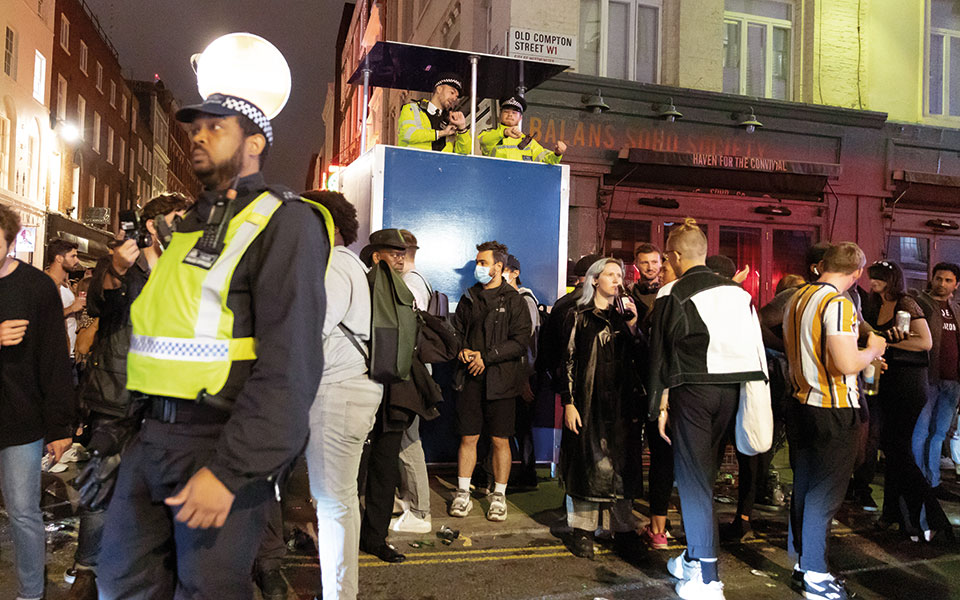 παμπ-μ-κ-μετά-κορωνοϊόν-2388025