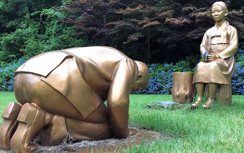 σύνθεση-γλυπτών-στη-νότια-κορέα-εξοργ-2390644