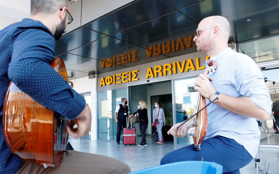 εφτασαν-οι-πρώτοι-τουρίστες-στα-νησιά-2385804