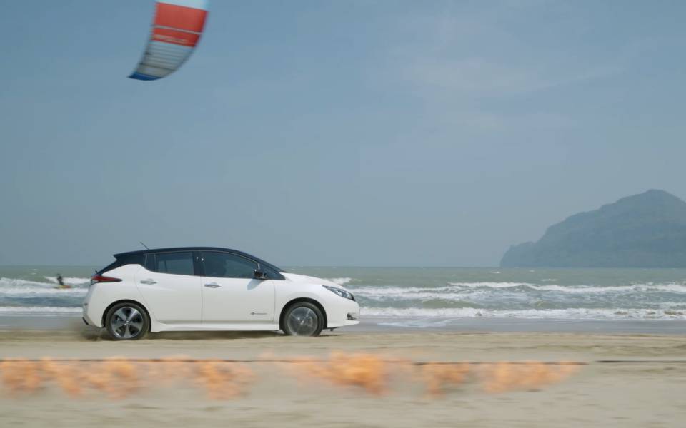 το-nissan-leaf-τολμά-να-προκαλέσει-τη-μητέρα-φύσ-2386026