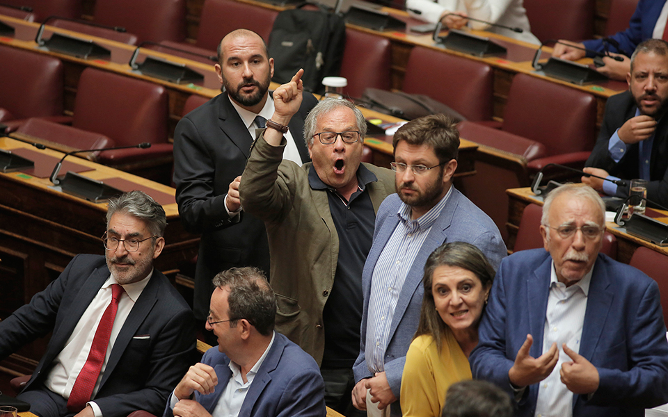απομάκρυνση-βουλευτή-του-συριζα-από-τ-2389348
