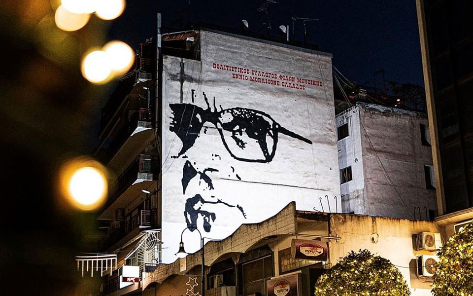 στη-λάρισα-ο-ενιο-μορικόνε-ζει-2387307