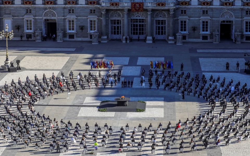 κορωνοϊός-η-ισπανία-τίμησε-τη-μνήμη-τω-2388413
