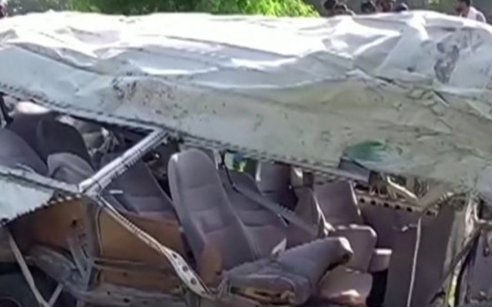 σύγκρουση-τρένου-με-λεωφορείο-στο-πακ-2386284