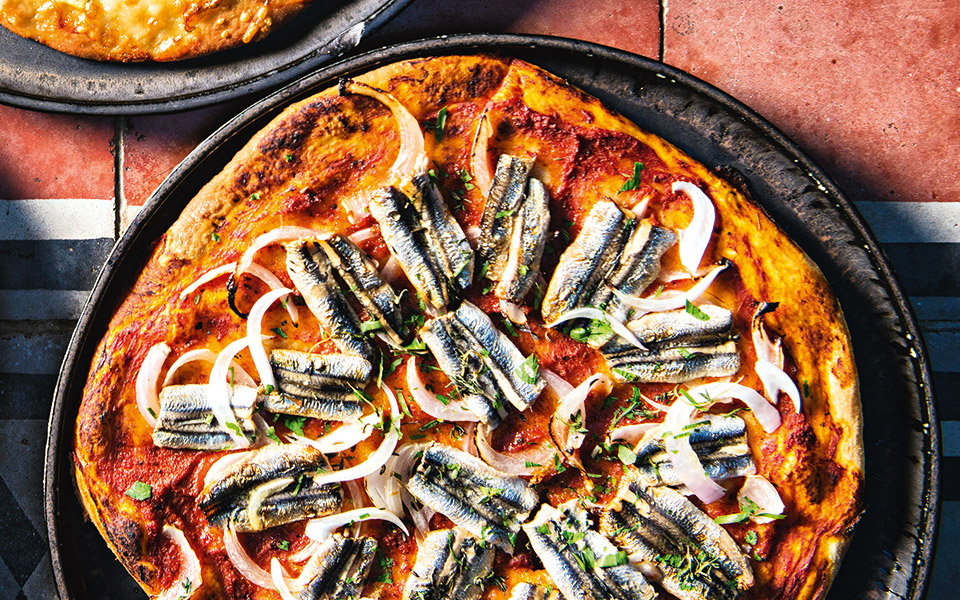 πίτσα-με-γαύρο-μαρινάτο-κρεμμύδι-και-θ-2387764