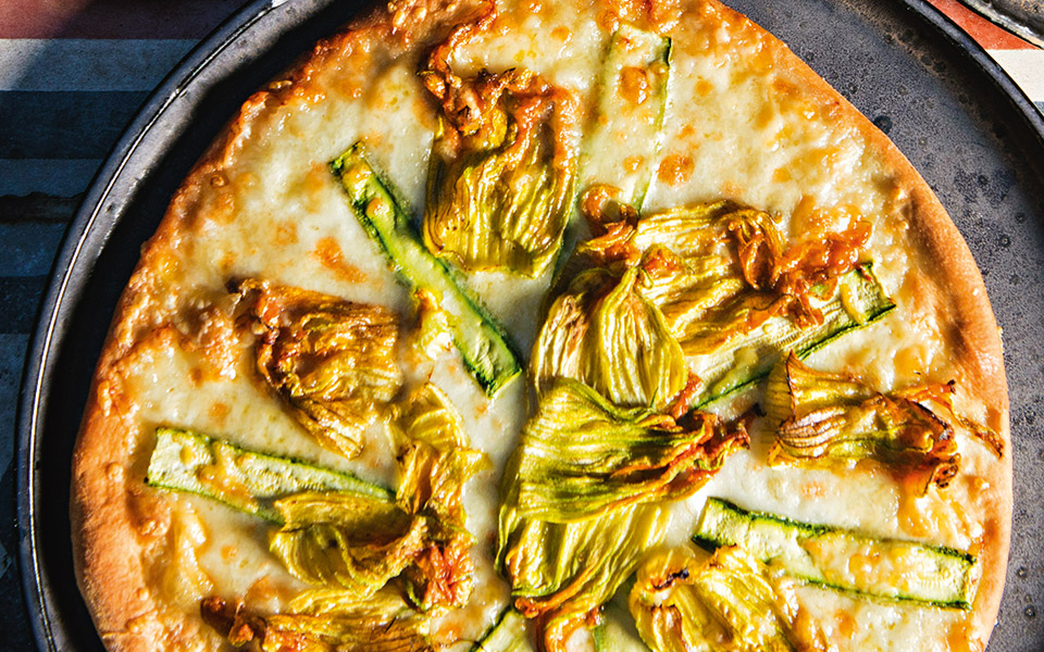 πίτσα-με-κολοκυθανθούς-και-τυριά-2387189