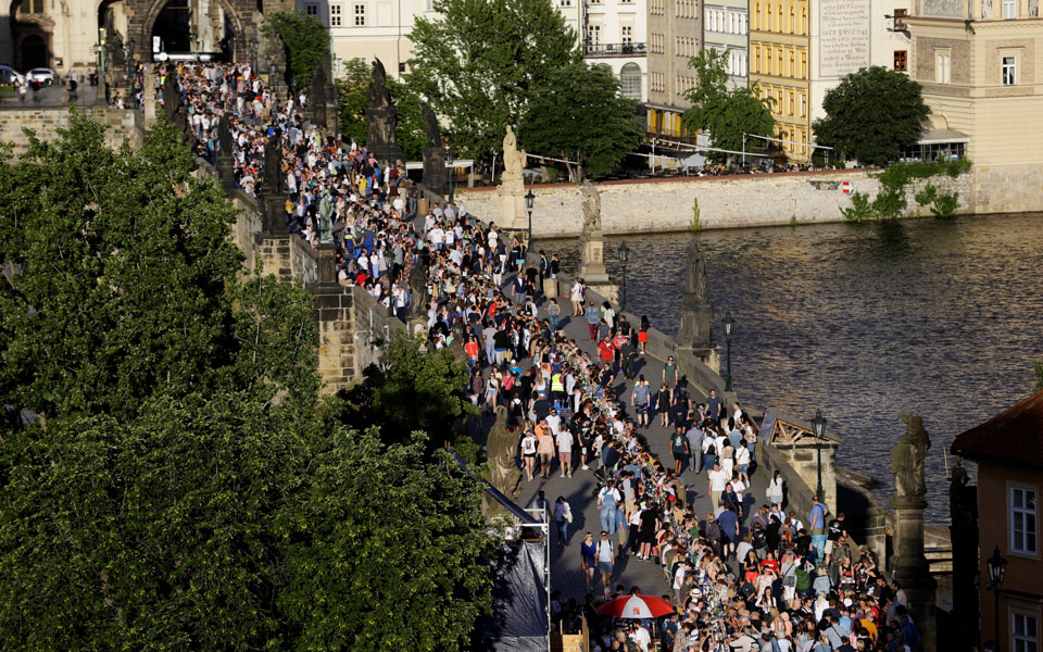 πράγα-χιλιάδες-άνθρωποι-γιόρτασαν-τ-2385782