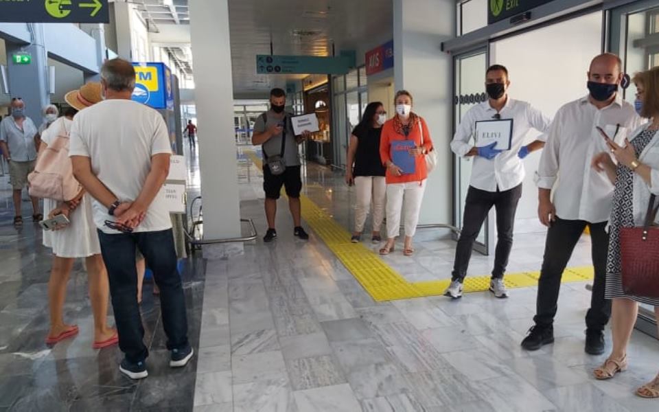 σέρβοι-οι-πρώτοι-τουρίστες-που-έφτασα-2386013