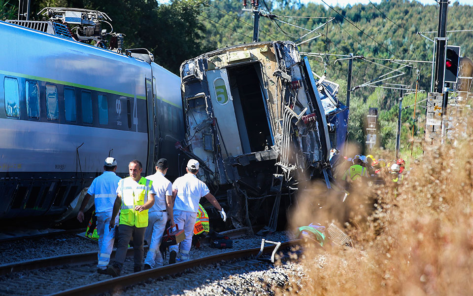 πορτογαλία-σύγκρουση-τρένου-με-μηχάν-2390995