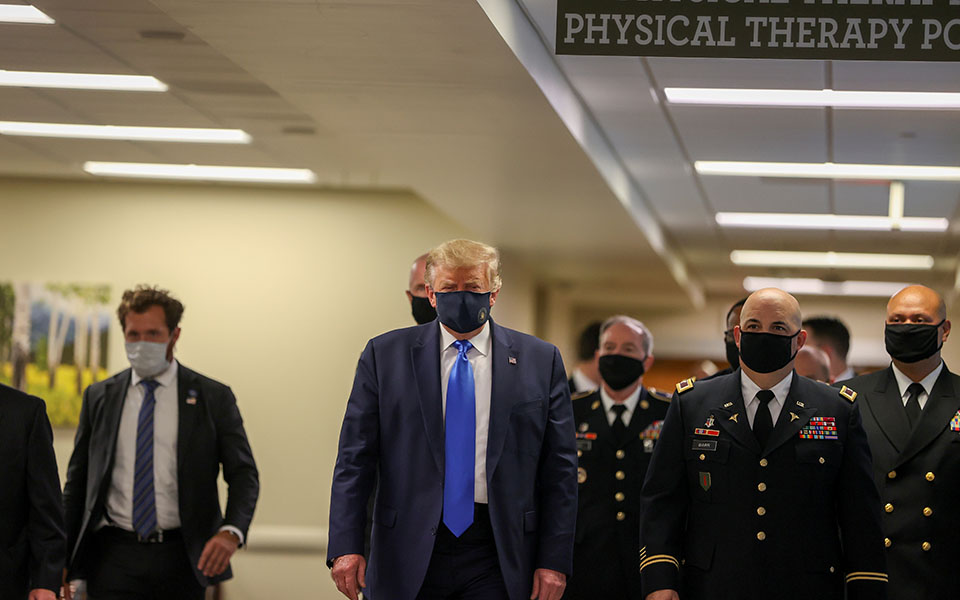 η-πρώτη-δημόσια-εμφάνιση-τραμπ-με-μάσκ-2387677