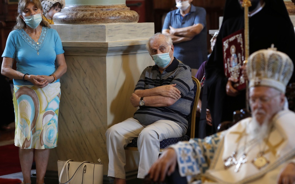 σε-βαρύ-κλίμα-η-κυριακάτικη-λειτουργί-2387733