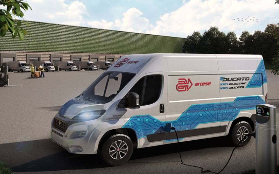 το-νέο-ηλεκτρικό-fiat-professional-e-ducato-οδηγεί-τη-νέα-επ-2388309