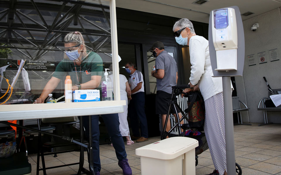 ηπα-ακόμη-442-θάνατοι-και-60-000-νέα-κρούσματα-2387753