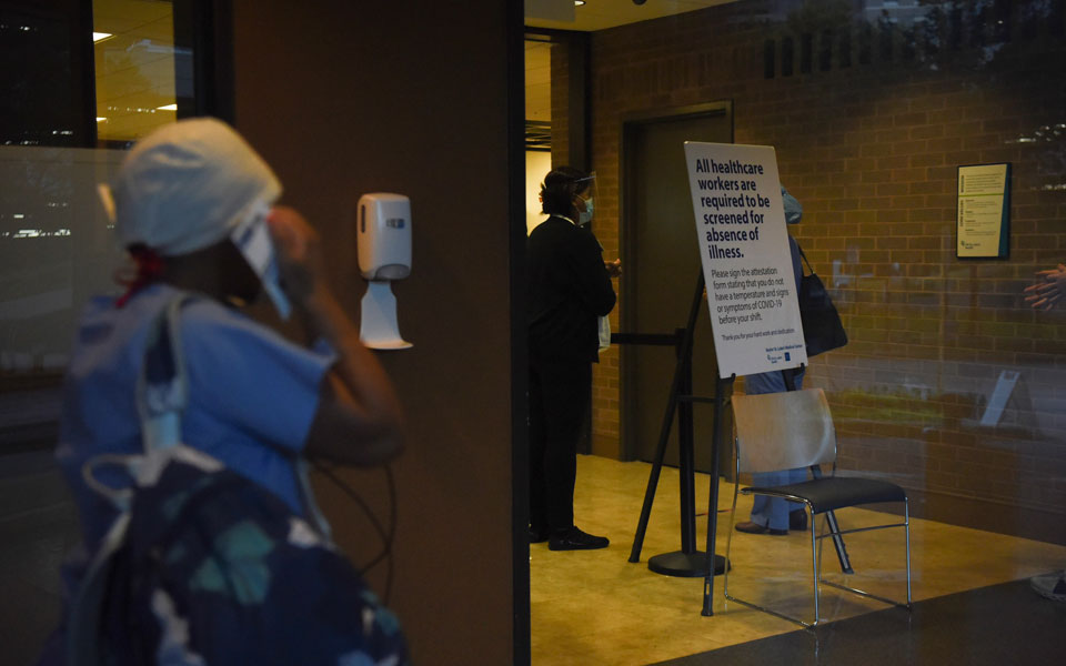 ηπα-σχεδόν-1-400-θάνατοι-από-κορωνοϊό-σε-έν-2390817