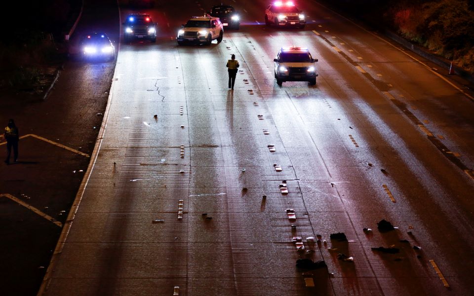 ηπα-aυτοκίνητο-έπεσε-πάνω-σε-διαδηλωτέ-2386465