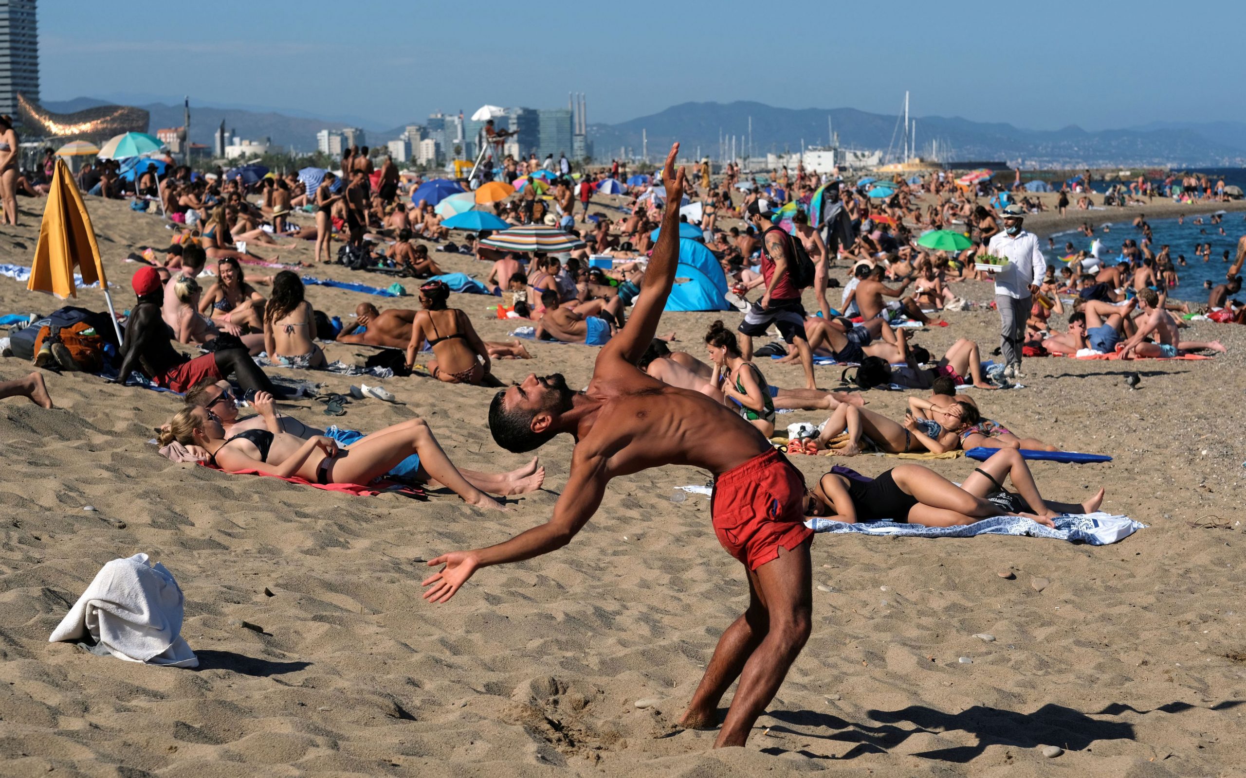 βαρκελώνη-πλήθος-κόσμου-στις-παραλίε-2388940