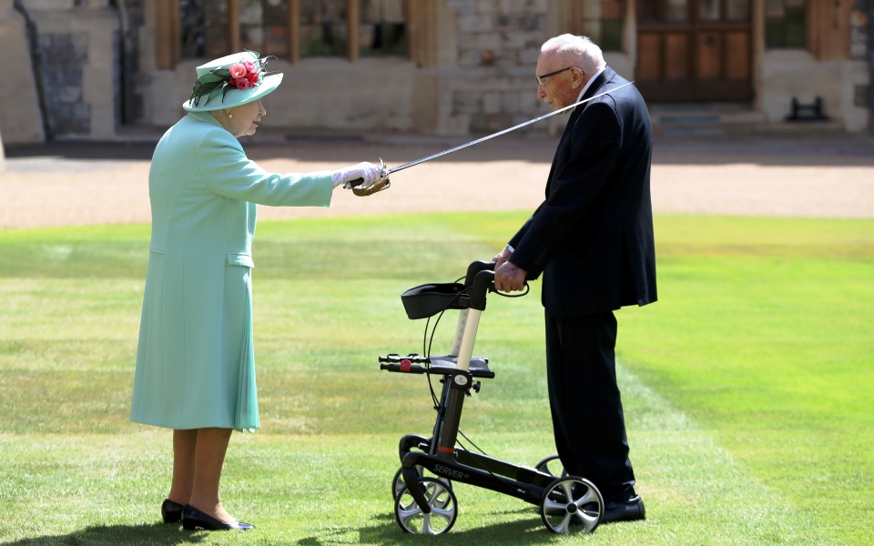 η-βασίλισσα-ελισάβετ-έχρισε-ιππότη-το-2388679