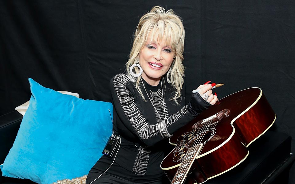 ντόλι-πάρτον-επίκαιρη-και-υπέροχη-2300001