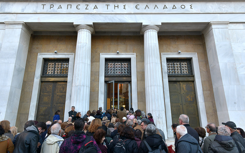 ουρές-έξω-από-την-τράπεζα-της-ελλάδος-2298462
