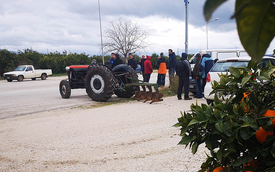 επιμένουν-οι-αγρότες-σε-μπλόκο-στα-τέμ-2298802