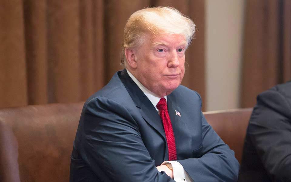 πυροτέχνημα-με-την-πλάτη-στον-τοίχο-2391221