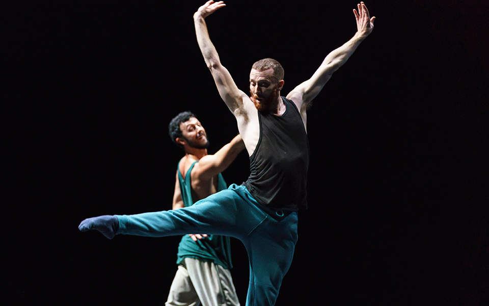 σοφό-παιχνίδι-με-το-σώμα-και-τον-σύγχρο-2298855