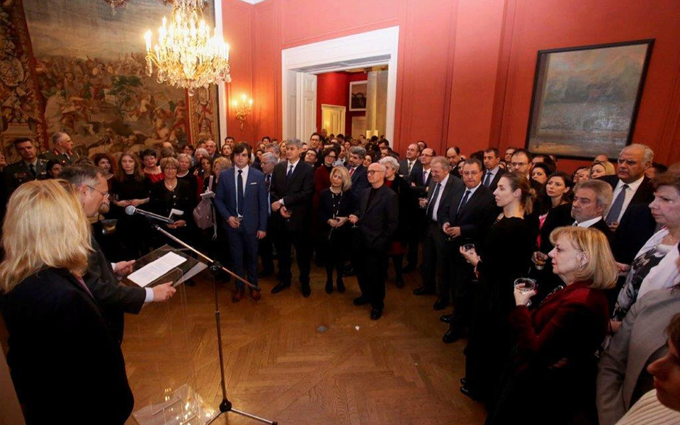 κοσμοσυρροή-στη-γαλλική-πρεσβεία-στη-2299098