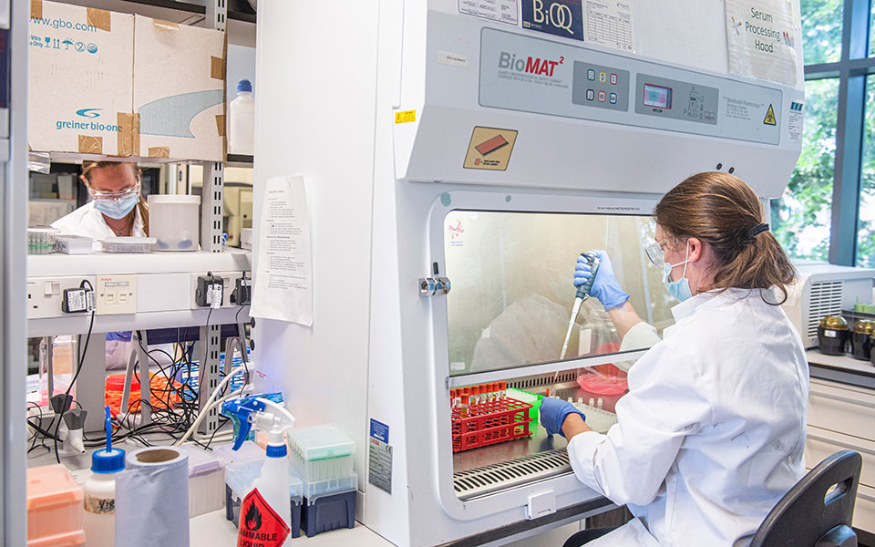 υπογραφή-σύμβασης-για-εμβόλια-2394441