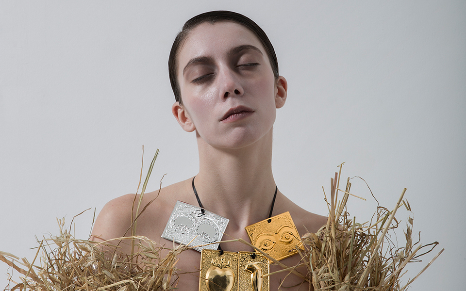 δεσμοί-αίματος-και-παράδοσης-σε-ένα-μι-2299720