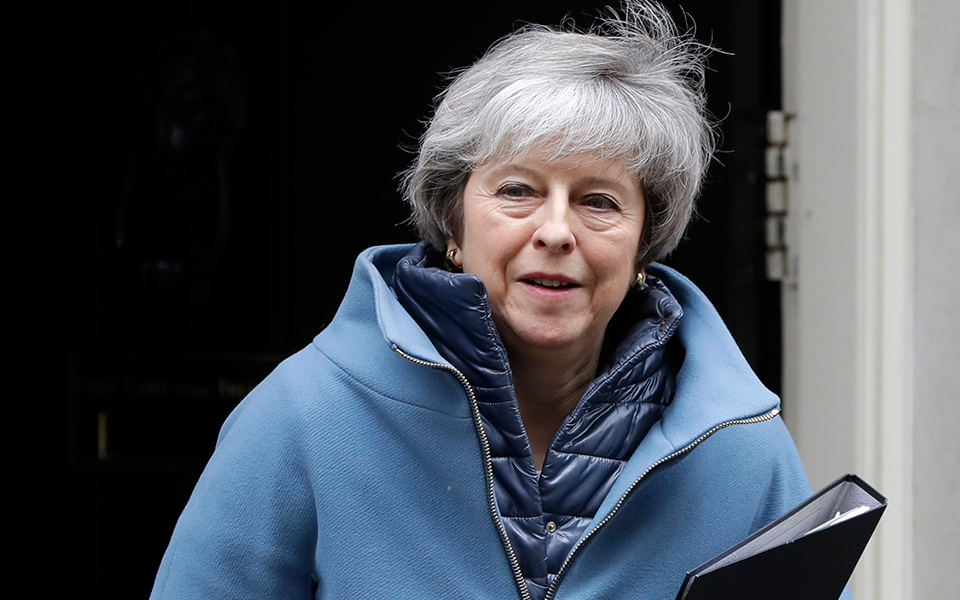 με-καθυστέρηση-στο-brexit-απειλεί-η-μέι-τους-2299858