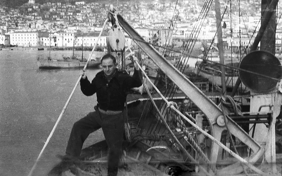 με-το-βλέμμα-στραμμένο-στη-θάλασσα-2300799