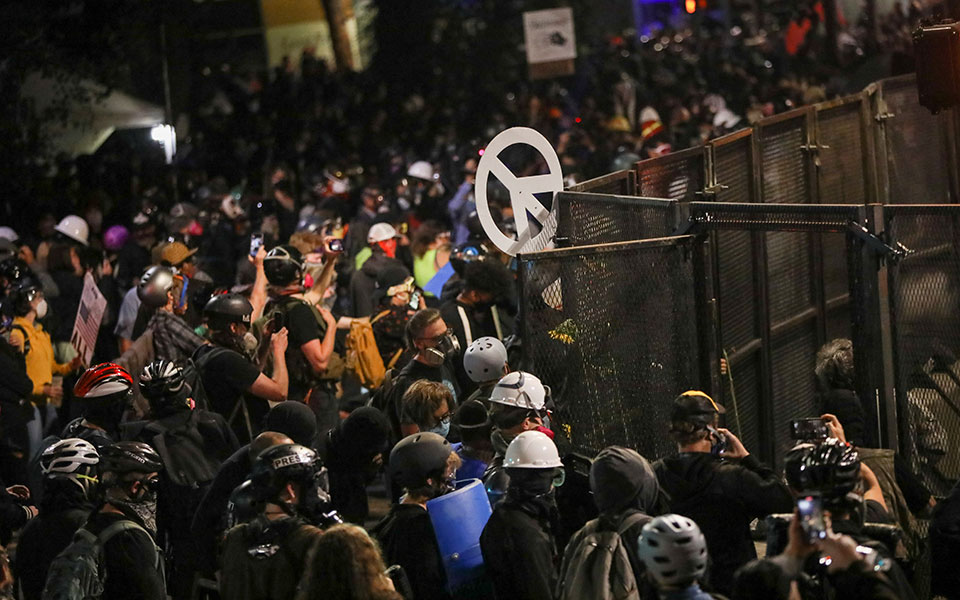 ηπα-βίαιες-ταραχές-στο-πόρτλαντ-μετά-α-2393332