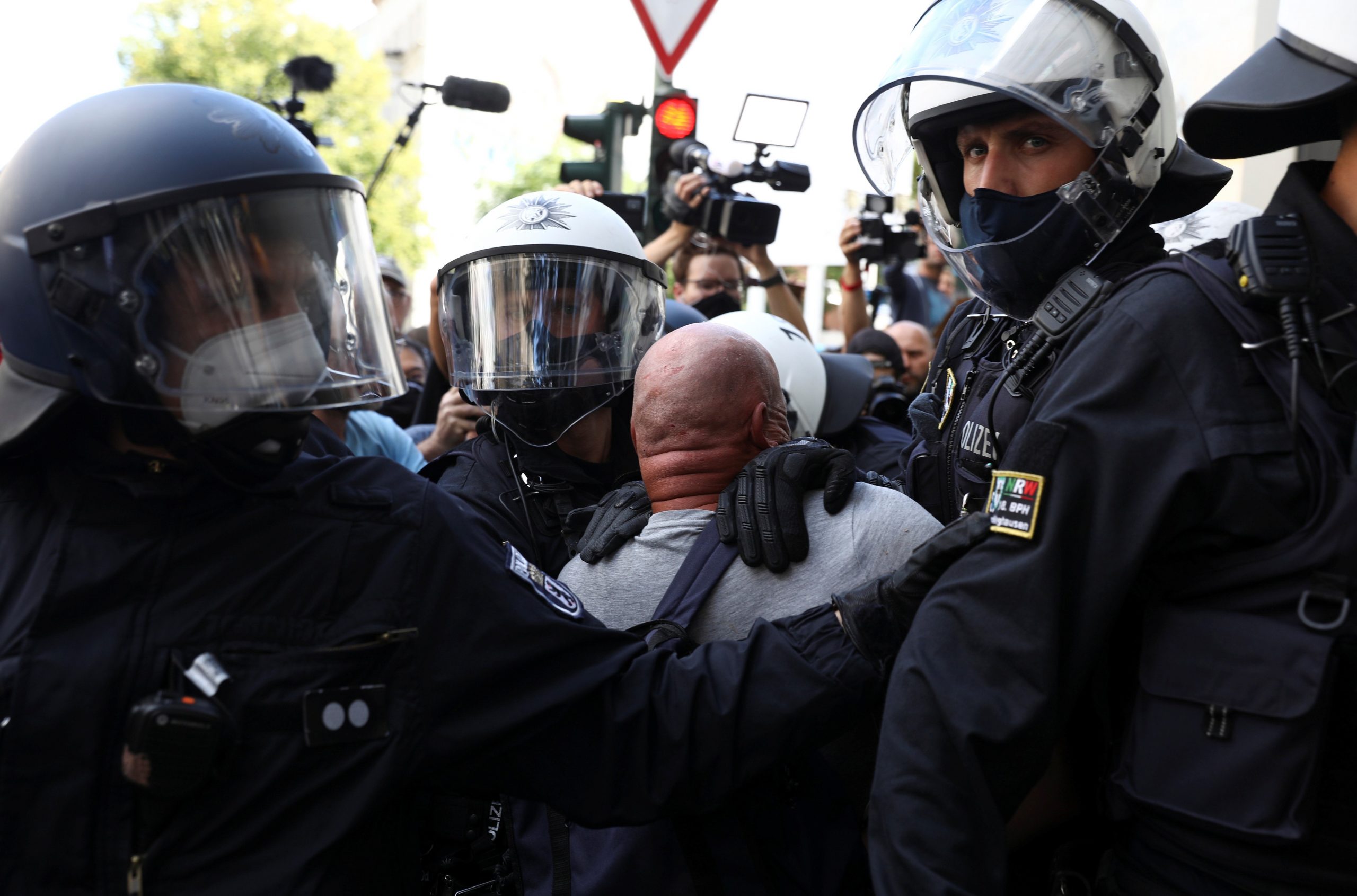 h-γερμανική-αστυνομία-διέλυσε-τη-συγκέ-2394653