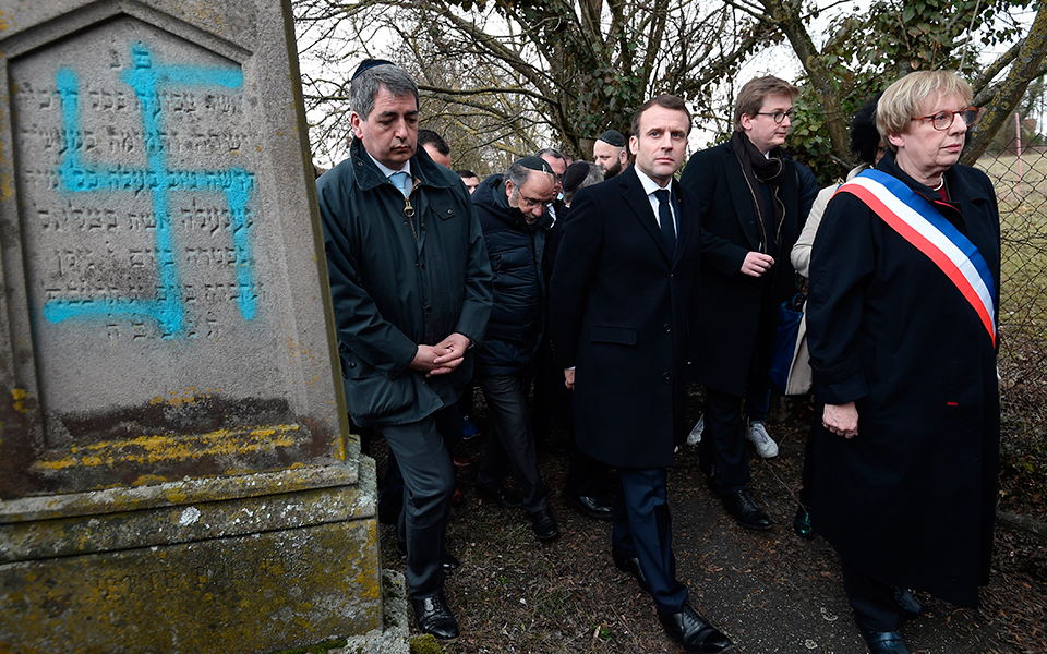 ο-μακρόν-σε-εβραϊκό-κοιμητήριο-της-αλσ-2300996