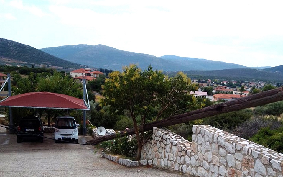 καλοκαιρινό-μπουρίνι-ξήλωσε-κολώνες-2391125