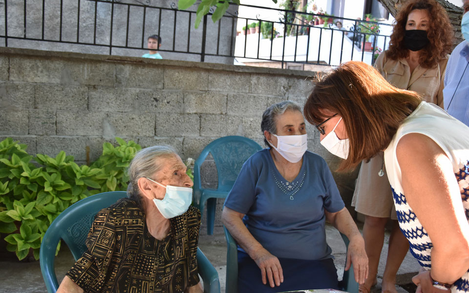 λέσβος-με-τις-γιαγιάδες-της-αλληλεγγ-2393261