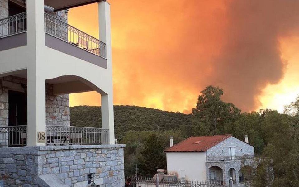 μαίνεται-η-πυρκαγιά-στην-ανατολική-μά-2393768