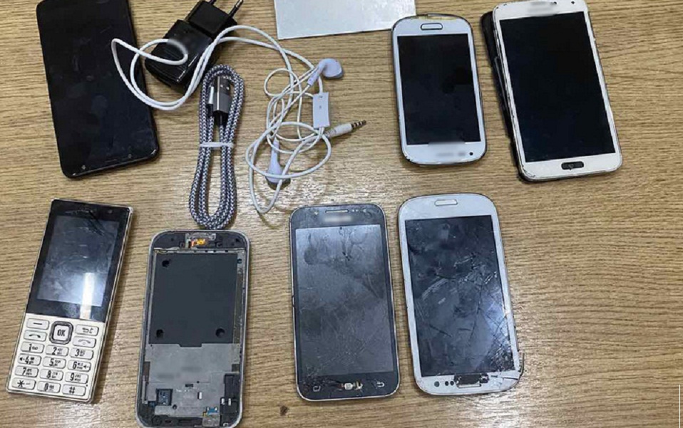 κινητά-τηλέφωνα-usb-και-τρία-σουβλιά-στι-2394069