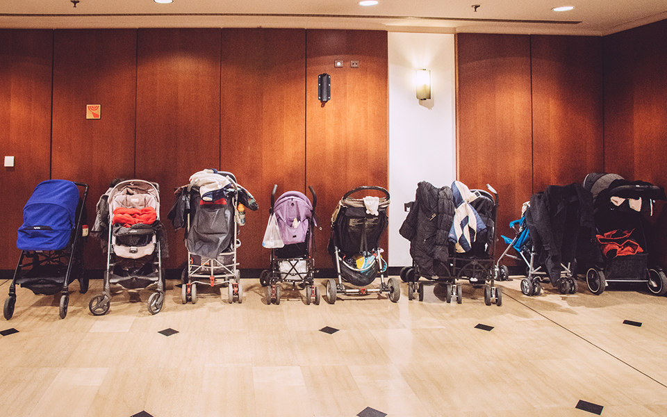 καρότσια-στο-φουαγιέ-μωρά-στη-σκηνή-2301610