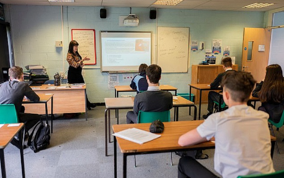 βρετανία-αποβολή-για-μαθητές-που-θα-βή-2394797