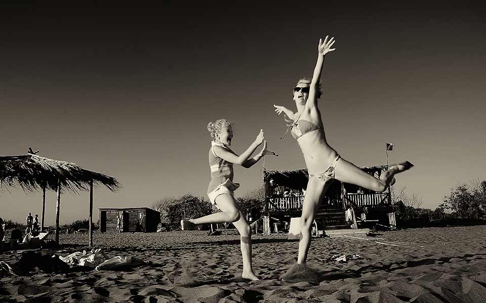 η-τεχνητή-καταπίεση-να-είμαστε-ευτυχε-2392699