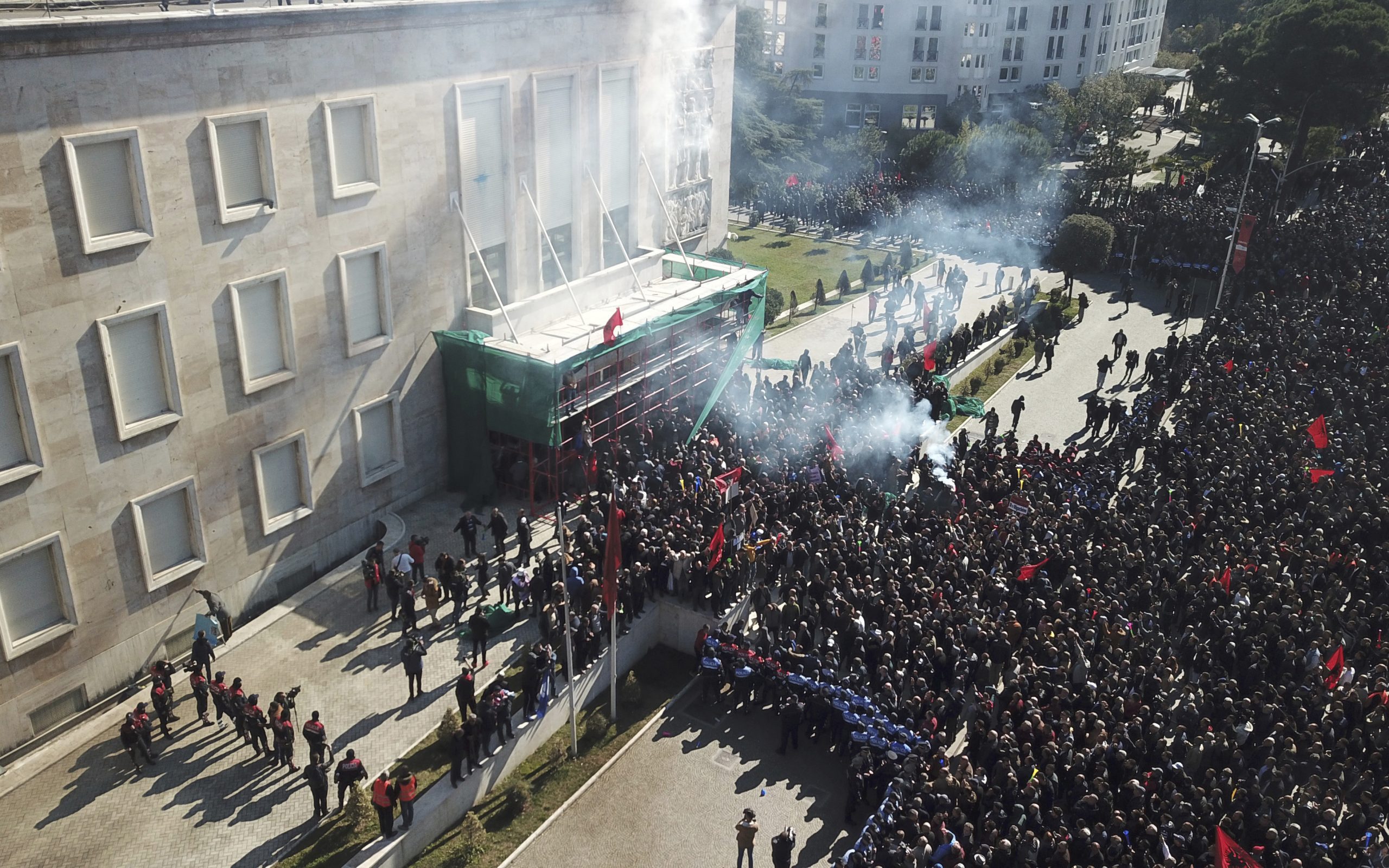 αλβανία-τραυματίες-στα-επεισόδια-έξω-2300395