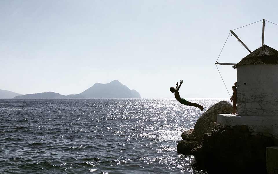 ενα-παιδί-μετράει-τα-κύματα-2392700