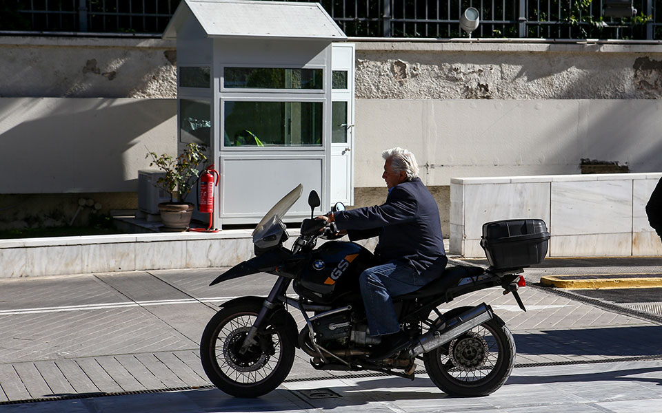 πολιτική-οπερέτα-στη-βουλή-2297904