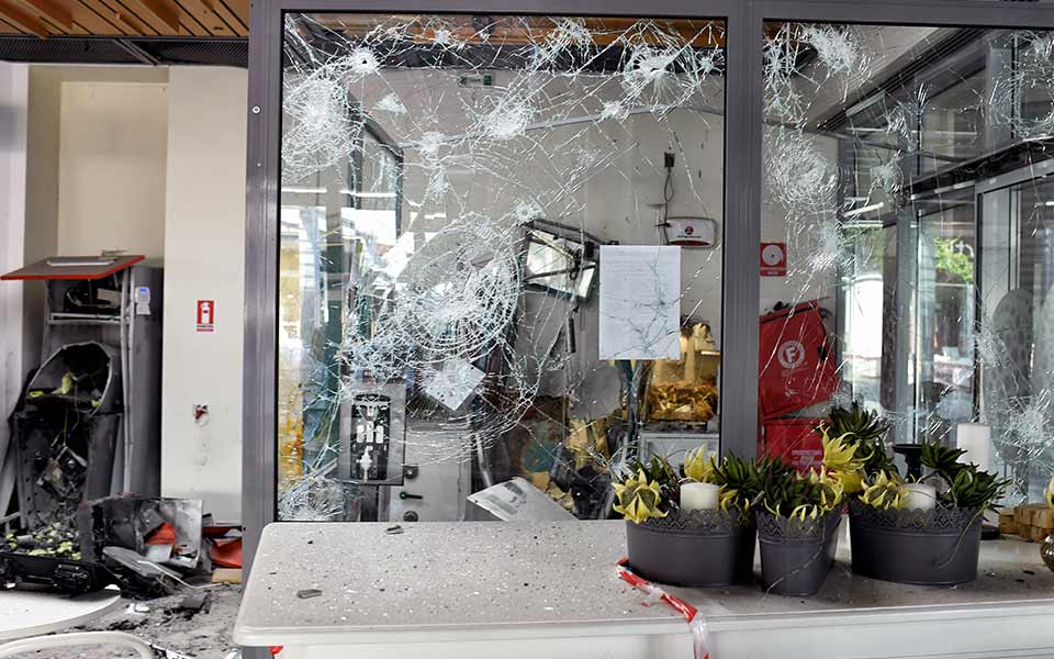 εκρηξη-σε-τέσσερα-ατμ-στην-κόρινθο-αφα-2391697