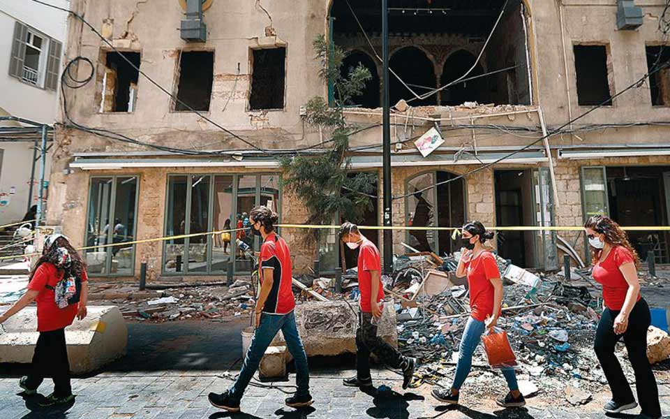 ανάμεσα-στην-επανάσταση-και-στον-εμφύ-2392883