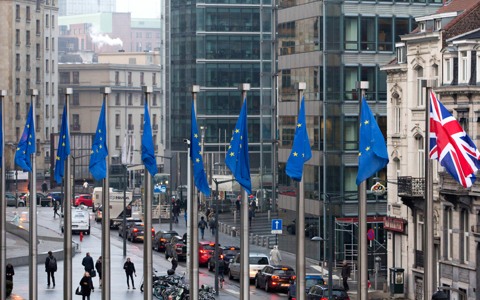 οι-πιθανότητες-ενός-σκληρού-brexit-έχουν-αυ-2299246