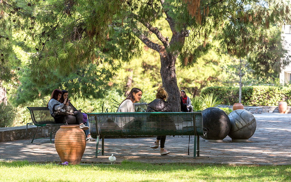 οι-σπουδαστές-του-deree-εφοδιάζονται-με-πο-2394164