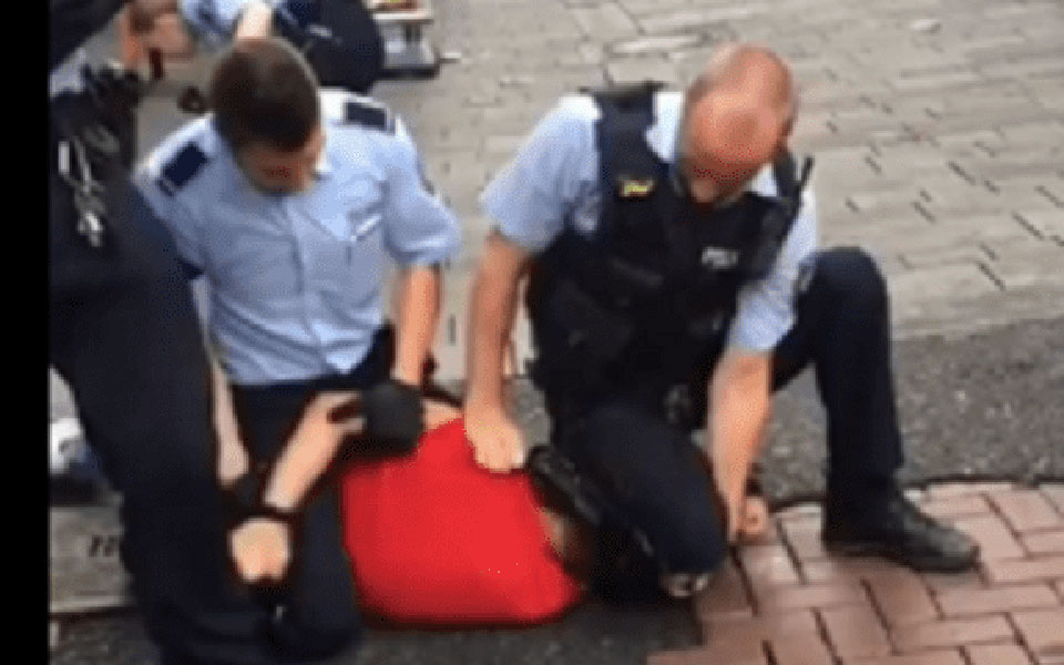 γερμανία-ερευνα-για-βίντεο-με-αστυνομ-2393072