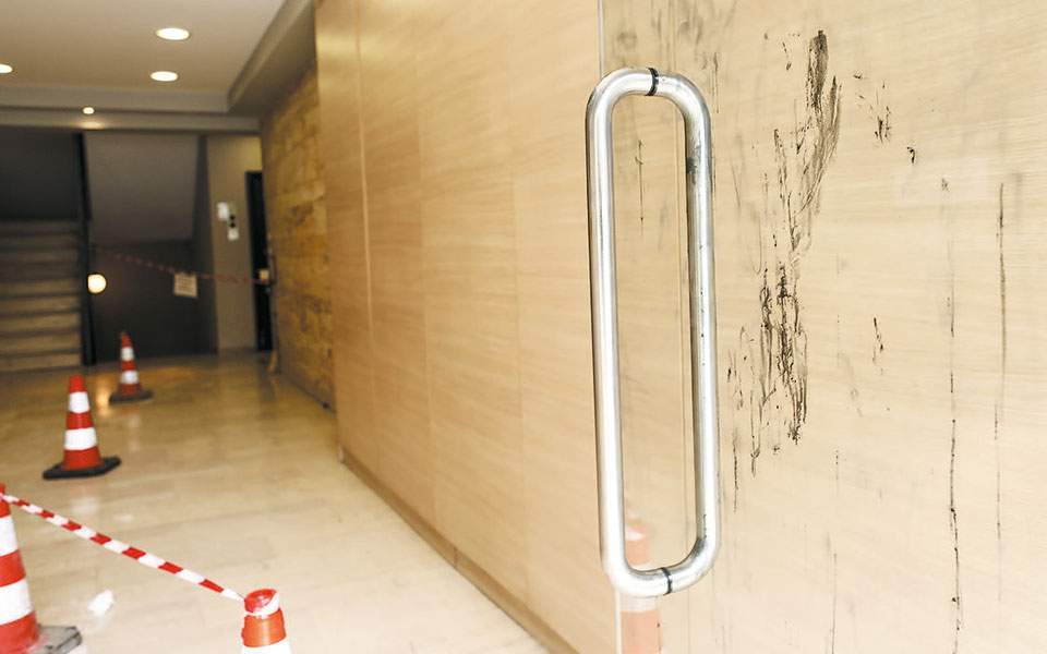 επίθεση-με-βιτριόλι-μια-πρώτη-μικρή-νί-2392649